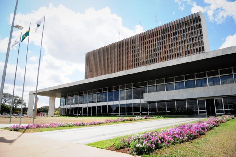 GDF aciona STF contra lei sancionada por Lula que pode retirar R$ 1,8 bilhão do DF