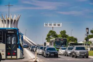 Prazo para licenciamento de veículos com placas finais 1 e 2 termina nesta quarta no DF
