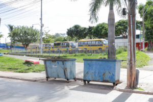 Duas caçambas instaladas próximas a uma calçada no Distrito Federal