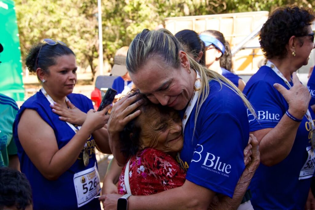 Celina Leão abraça mulher durante evento no Distrito Federal