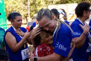 Celina Leão abraça mulher durante evento no Distrito Federal