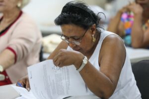 Candidata consulta documentos durante prova de concurso público