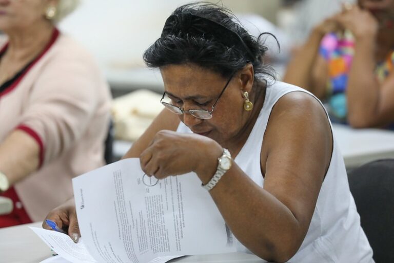 Candidata consulta documentos durante prova de concurso público
