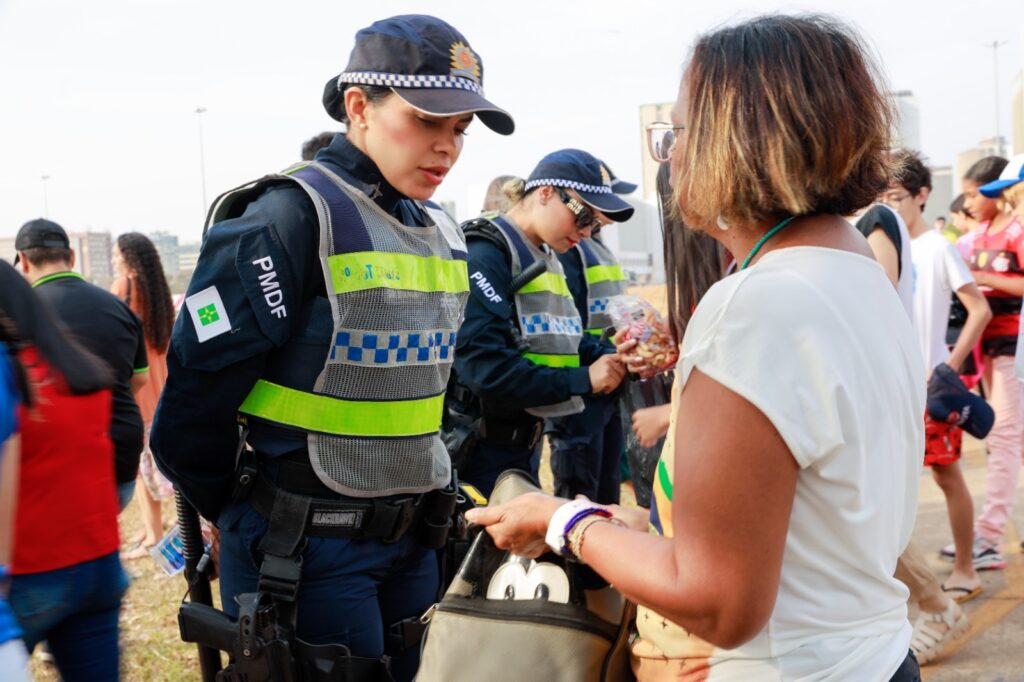 Policiais militares realizam revista preventiva durante evento na Esplanada dos Ministérios