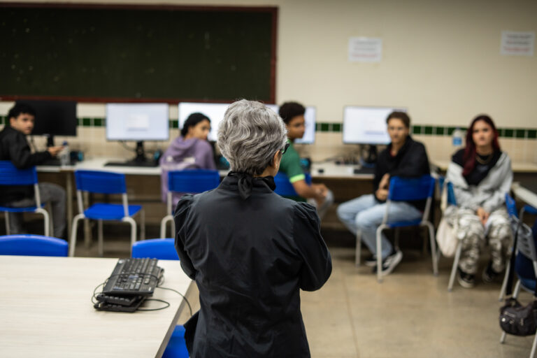 Estudantes participam de atividade de avaliação em laboratório de informática