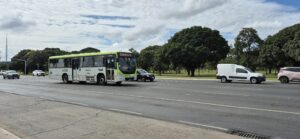 Ônibus do transporte público circula por via de Brazlândia