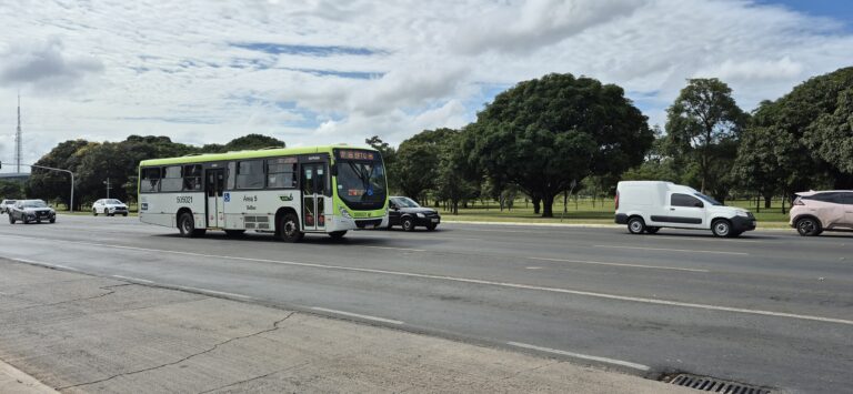 Ônibus do transporte público circula por via de Brazlândia