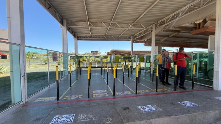 Área de embarque do BRT com filas prioritárias separadas por linha