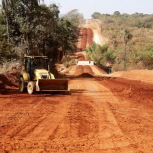Máquina trabalha na preparação de via para pavimentação em Planaltina