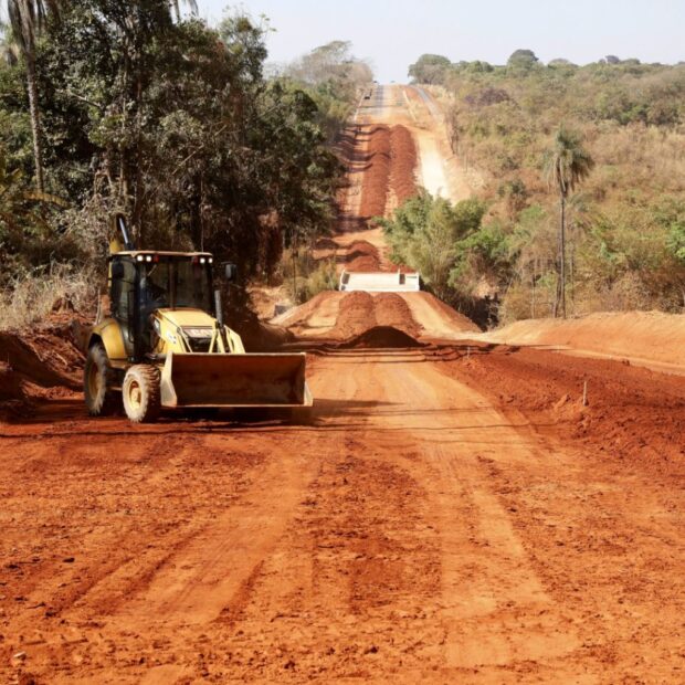 Máquina trabalha na preparação de via para pavimentação em Planaltina