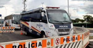 Veículos da Polícia Militar posicionados atrás de barreiras durante operação de segurança