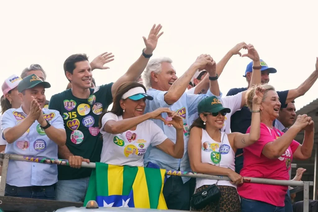 Caiado pede votos em Gracinha e Daniel Vilela a eleitores de Águas Lindas. Veja vídeo