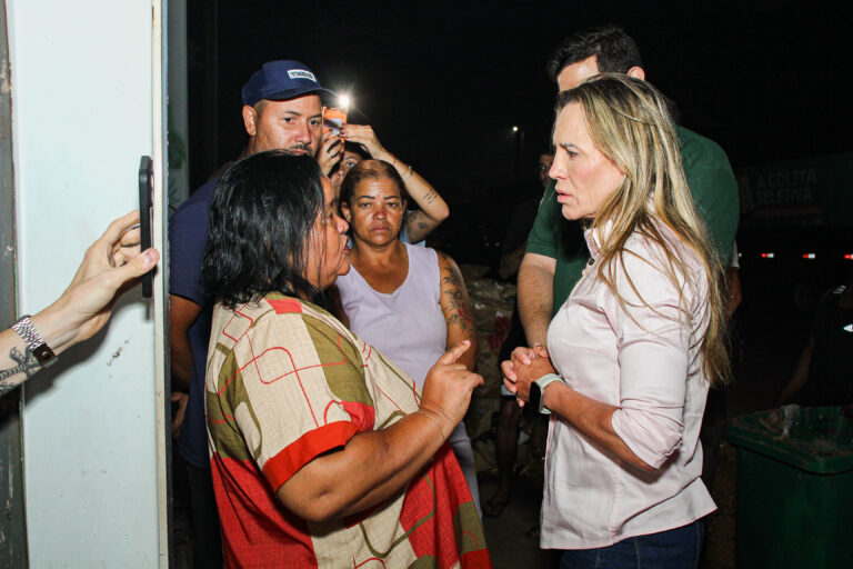 Celina Leão visita galpão atingido por incêndio e anuncia apoio aos catadores no DF