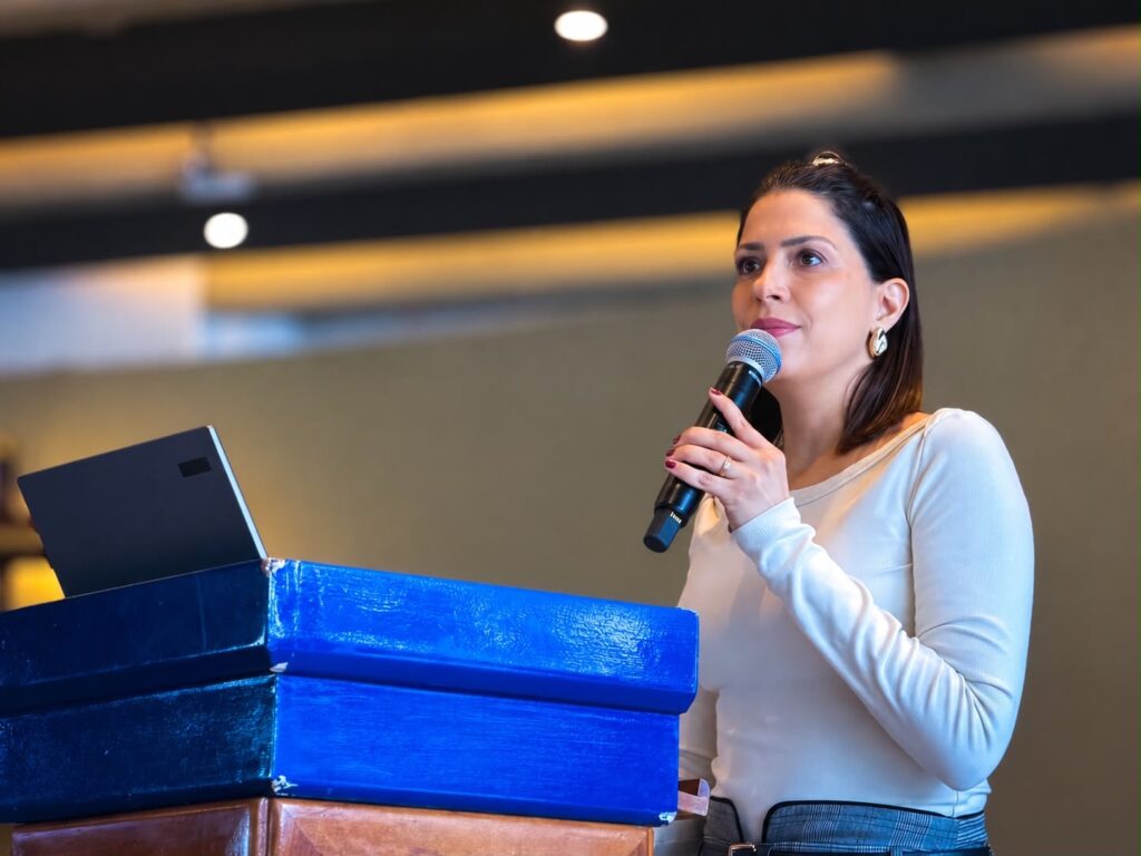 Adriana Pinheiro fala ao microfone durante a 11ª edição do Iate in Concert, em Brasília