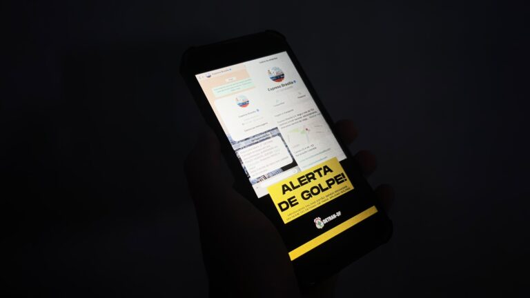 Celular exibe mensagem de alerta do Detran-DF sobre tentativa de golpe pelo WhatsApp