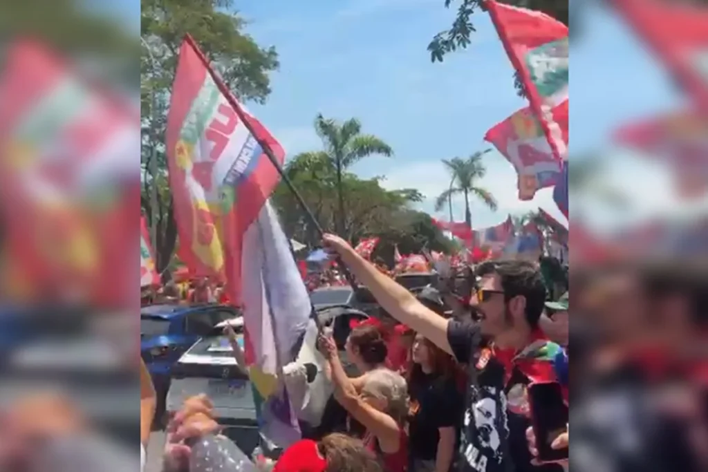 Manifestantes do PT bloqueiam Eixinho Leste e motoristas denunciam adesivagem sem autorização