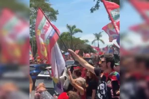 Manifestantes do PT bloqueiam Eixinho Leste e motoristas denunciam adesivagem sem autorização