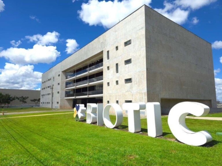 Prédio da Biotic no Parque Tecnológico de Brasília sob céu azul