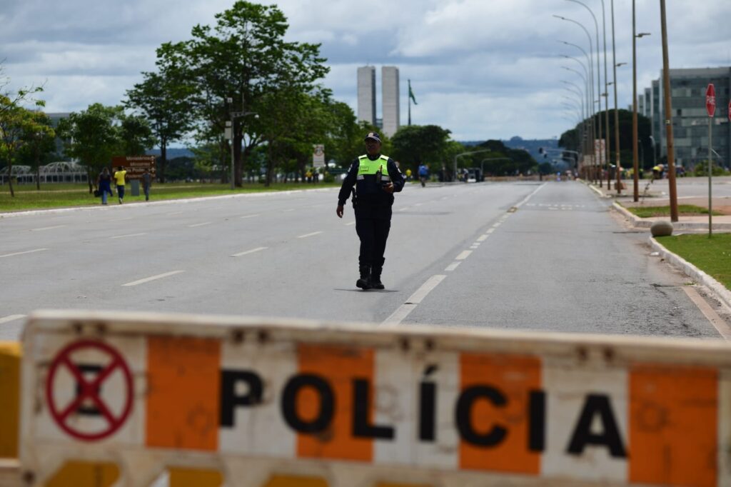 Policial acompanha bloqueio de trânsito na Esplanada dos Ministérios