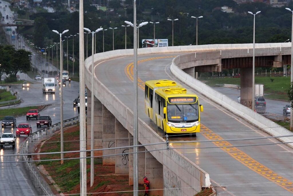 Ônibus articulado do BRT Sul circula por pista elevada no Distrito Federal
