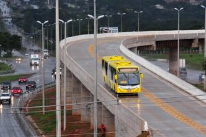 Ônibus articulado do BRT Sul circula por pista elevada no Distrito Federal