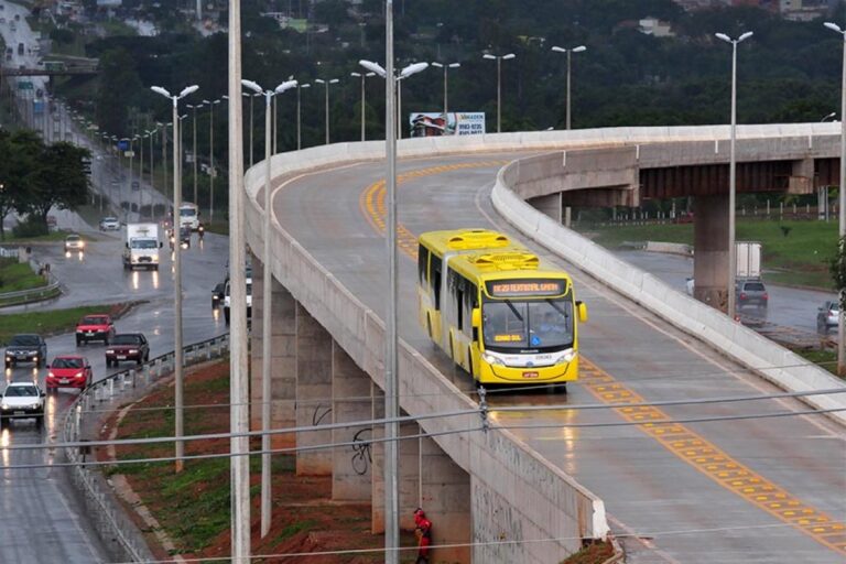 Ônibus articulado do BRT Sul circula por pista elevada no Distrito Federal