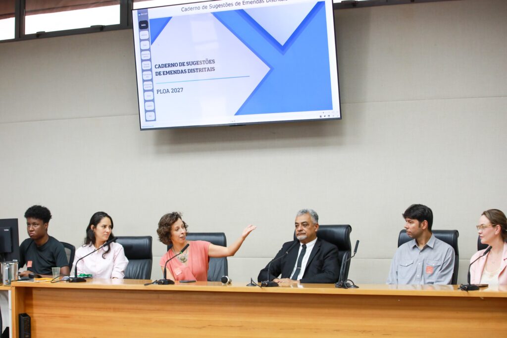 Representantes do GDF apresentam o Caderno de Sugestões de Emendas Distritais na Câmara Legislativa
