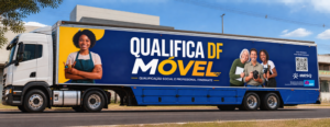 Carreta do programa Qualifica DF Móvel estacionada em uma via