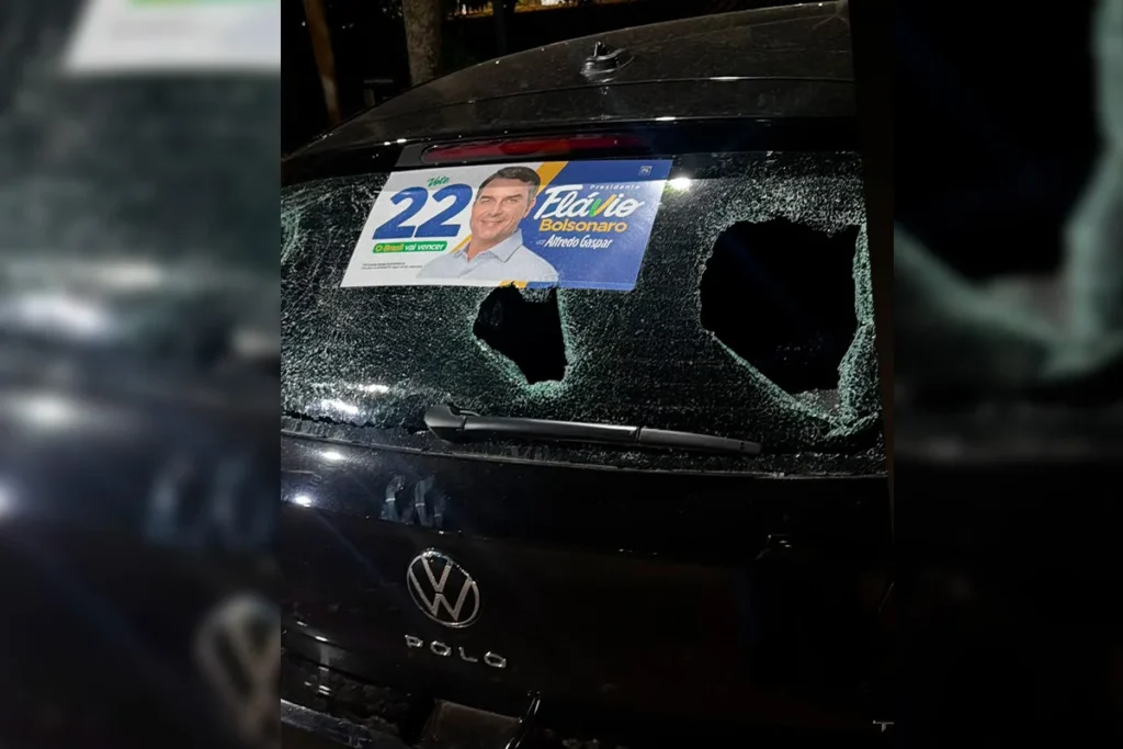 Carro com adesivo de Flávio Bolsonaro é apedrejado durante ato do PT no DF