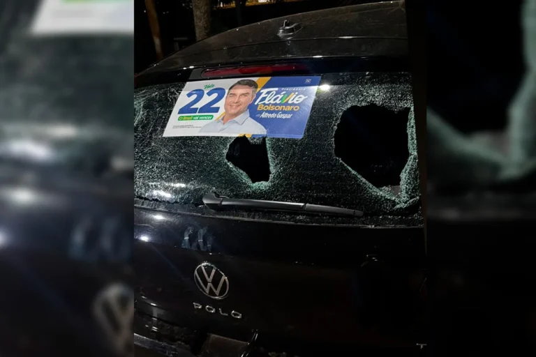 Carro com adesivo de Flávio Bolsonaro é apedrejado durante ato do PT no DF