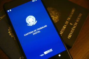 Aplicativo da Carteira de Trabalho Digital aberto em um celular