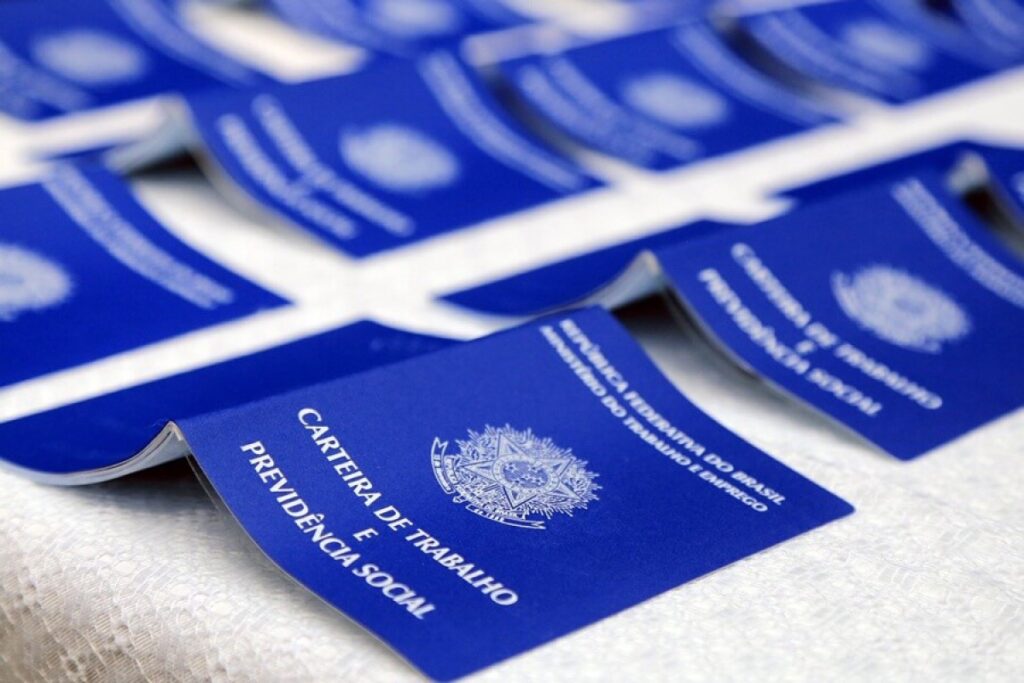 Carteiras de Trabalho e Previdência Social dispostas sobre uma mesa