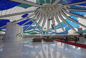 Interior da Catedral Metropolitana de Brasília com vitrais azuis