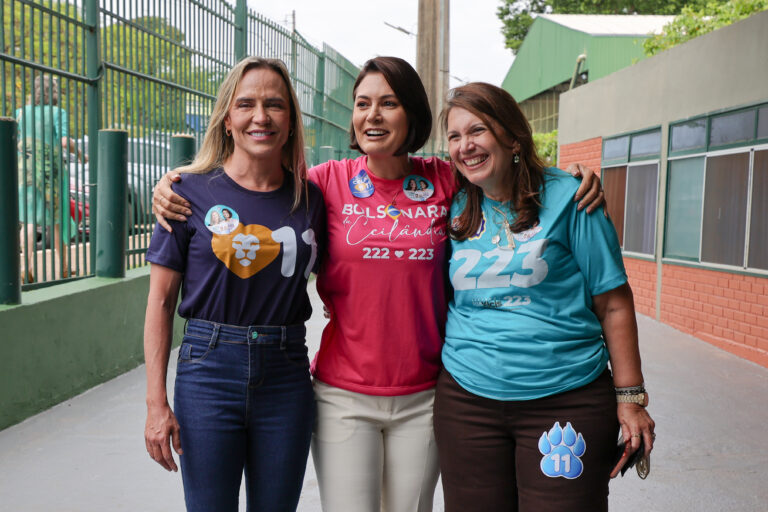 Celina Leão posa ao lado de Michelle Bolsonaro e Bia Kicis em local de votação no Distrito Federal