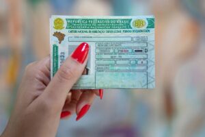 Pessoa segura uma Carteira Nacional de Habilitação