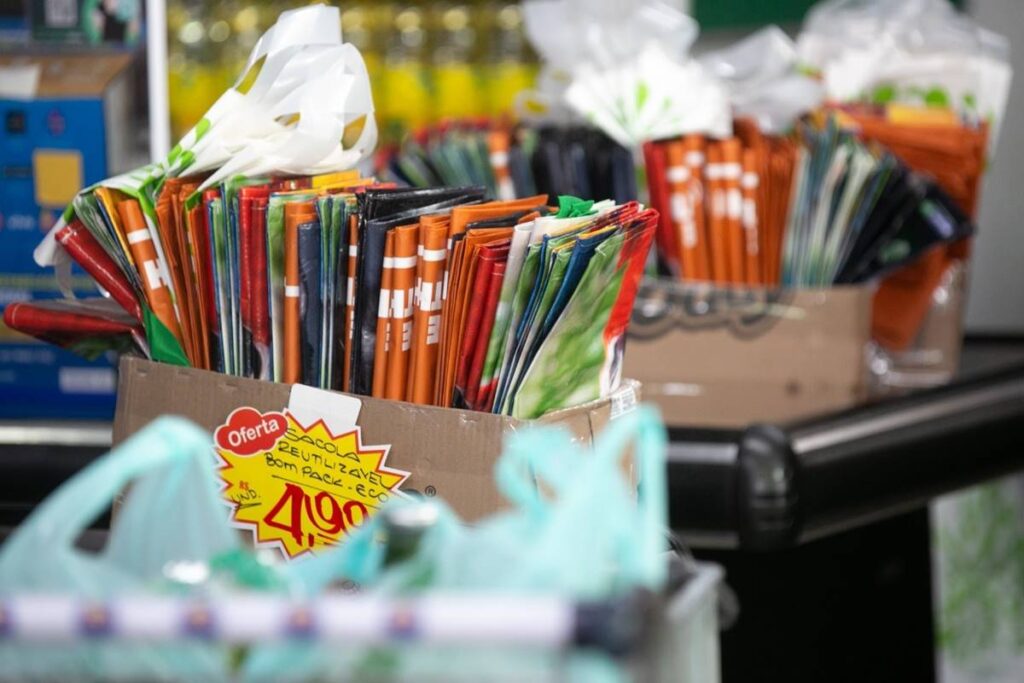 Sacolas reutilizáveis expostas no caixa de um estabelecimento comercial