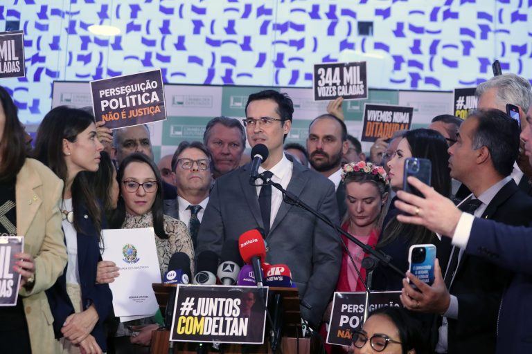Deltan Dallagnol fala ao microfone durante entrevista na Câmara dos Deputados