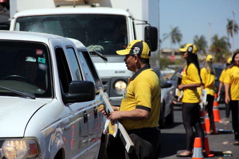 Agente do Detran-DF orienta motorista durante blitz educativa de trânsito