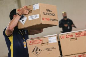 Servidor transporta caixa com urna eletrônica durante operação logística