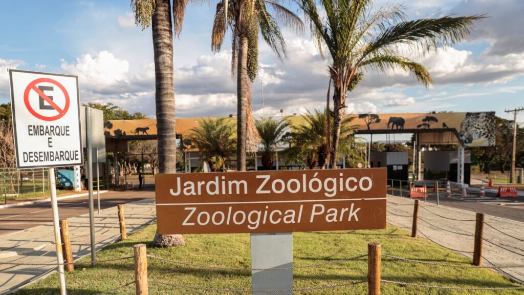 Placa do Jardim Zoológico diante da entrada principal do parque