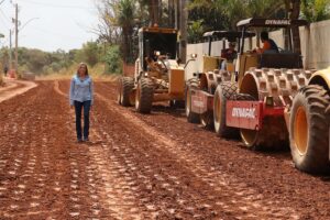 Governadora Celina Leão acompanha máquinas durante obra viária no Distrito Federal