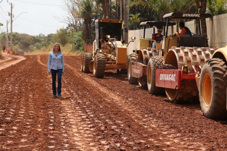 Governadora Celina Leão acompanha máquinas durante obra viária no Distrito Federal