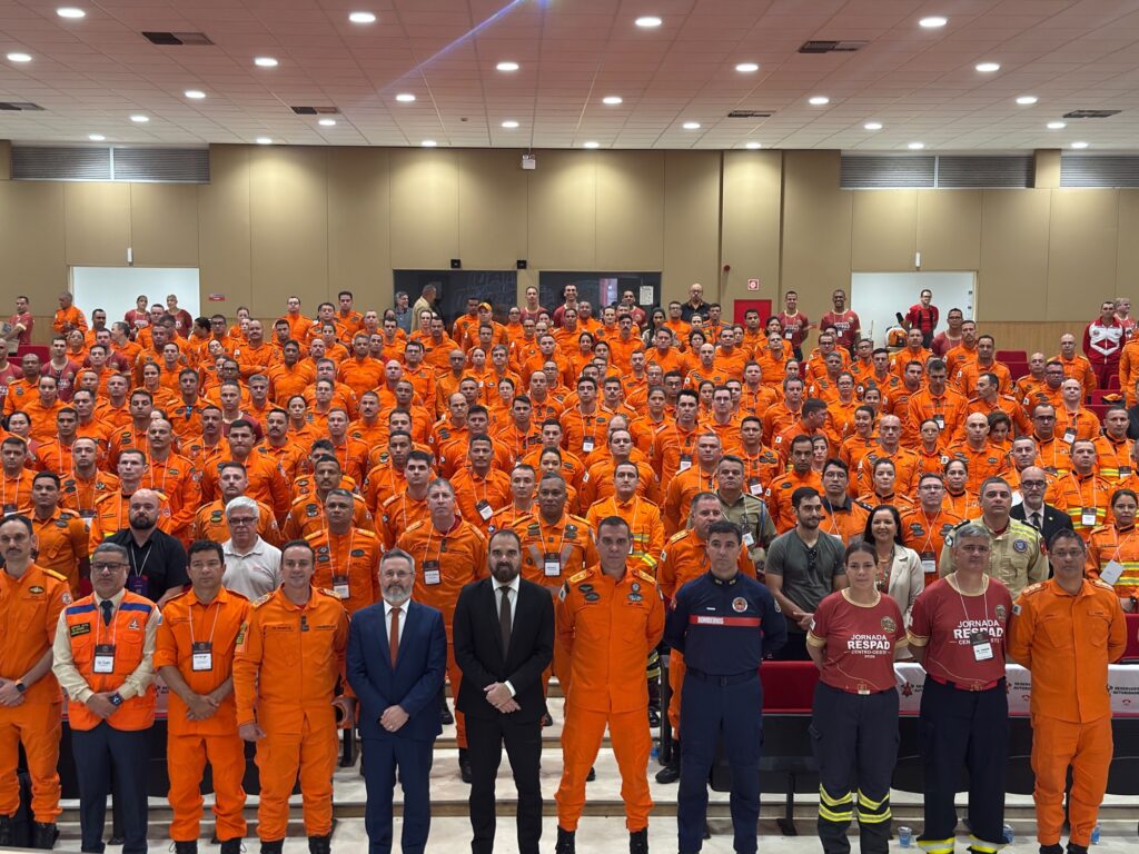 Mais de 200 bombeiros do Centro-Oeste reunidos em auditório durante jornada de integração em Brasília