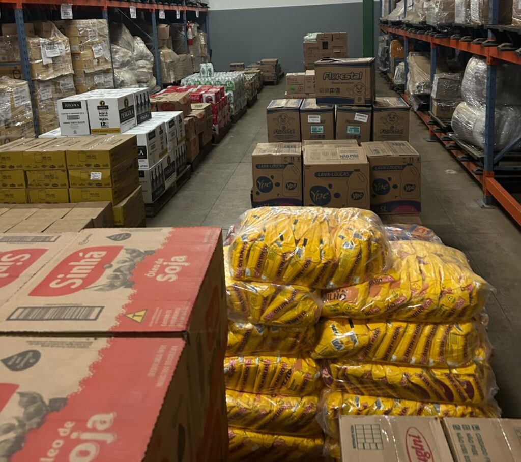 Caixas e mercadorias apreendidas durante fiscalização tributária da Receita do Distrito Federal