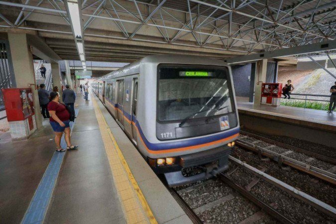Trem do Metrô-DF parado em plataforma de estação