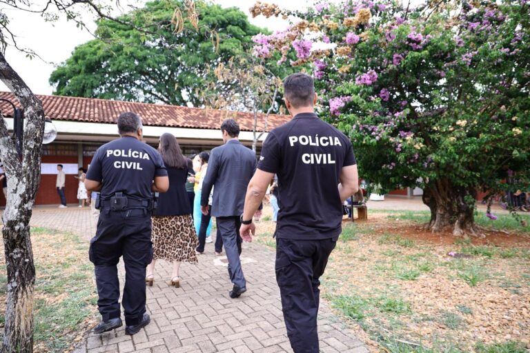 Policiais civis caminham em direção a um local de votação no Distrito Federal