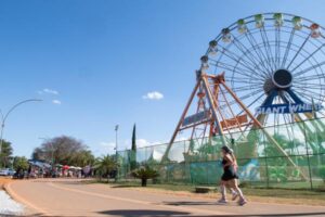 Pessoa corre em pista do Parque da Cidade diante de roda-gigante