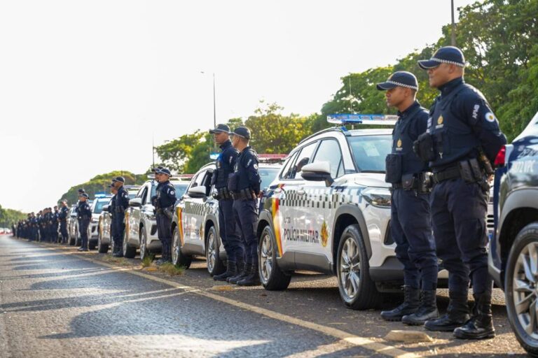 Policiais militares perfilados ao lado de viaturas da PMDF