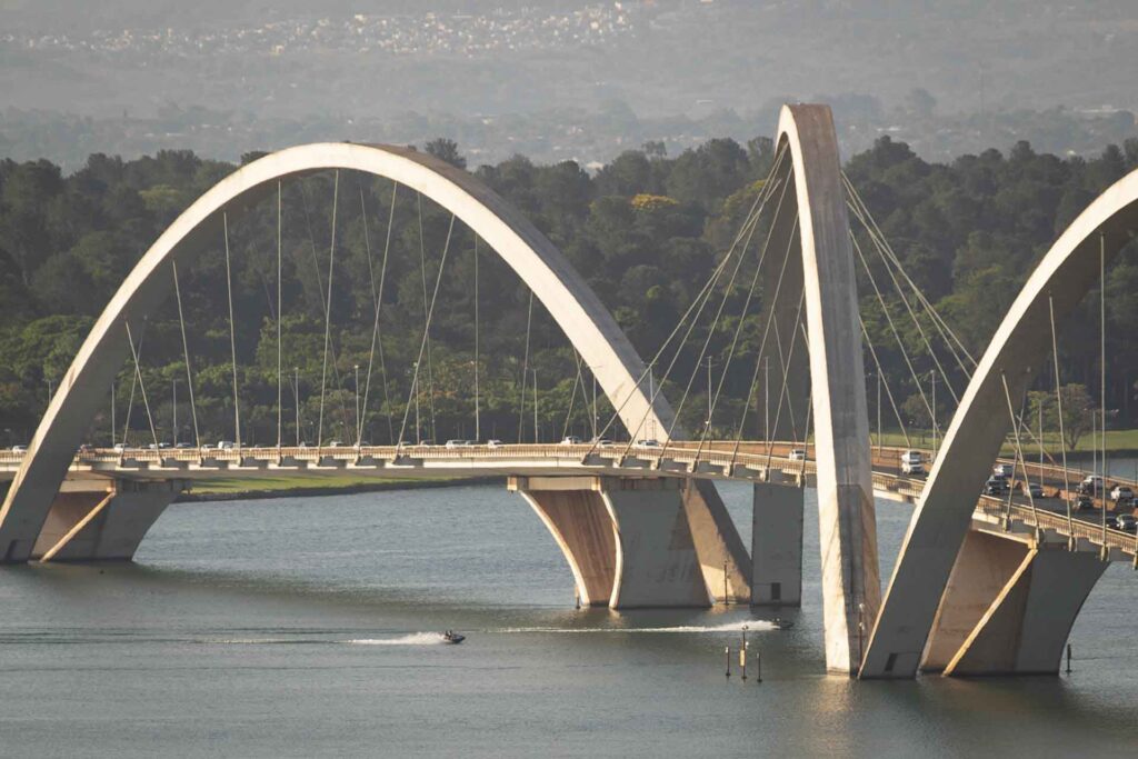 Ponte JK vista sobre o Lago Paranoá durante o dia