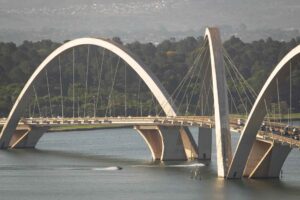 Ponte JK vista sobre o Lago Paranoá durante o dia